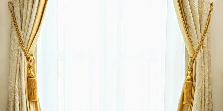 بهترین رنگ ها برای ست کردن با پرده کرم | راهنمای جامع و تجربه محور