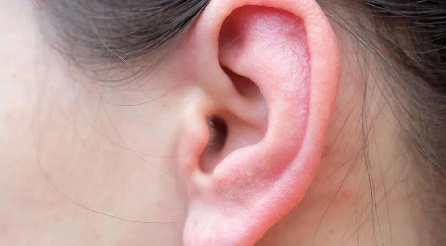 خشکی گوش و ارتباط آن با مشکلات شنوایی: چگونه از آن پیشگیری کنیم؟