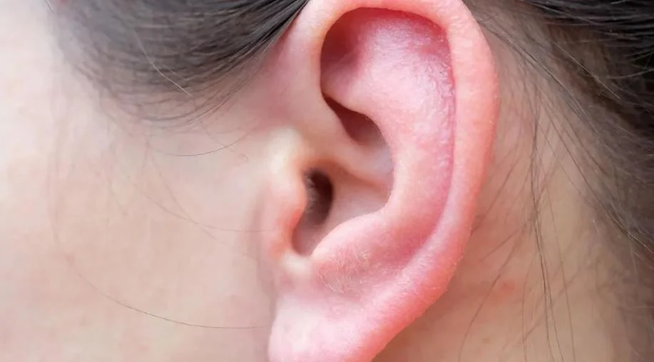 خشکی گوش و ارتباط آن با مشکلات شنوایی: چگونه از آن پیشگیری کنیم؟